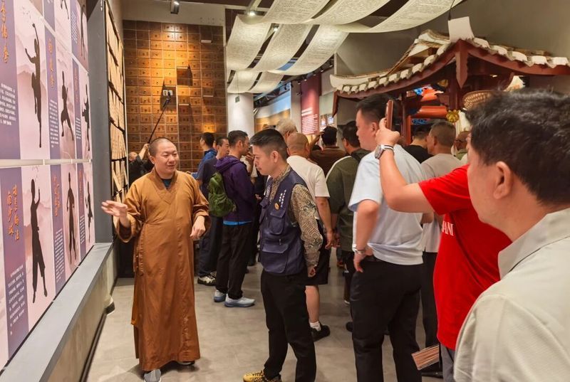 Chairman Liu Peixun of the Taiwan International Hongmen Chinese Association led a delegation of over 70 people to seek roots and worship ancestors at the South Shaolin Temple in Putian