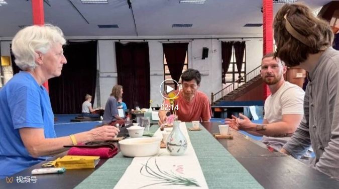 International friends from Europe and South America experience Zen tea and calligraphy to promote cultural exchange and enlightenment